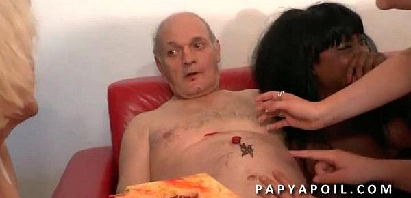  Papy baise 4 salopes pour ses 70 ans